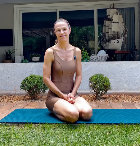 Praticante de Pilates em movimento consciente
